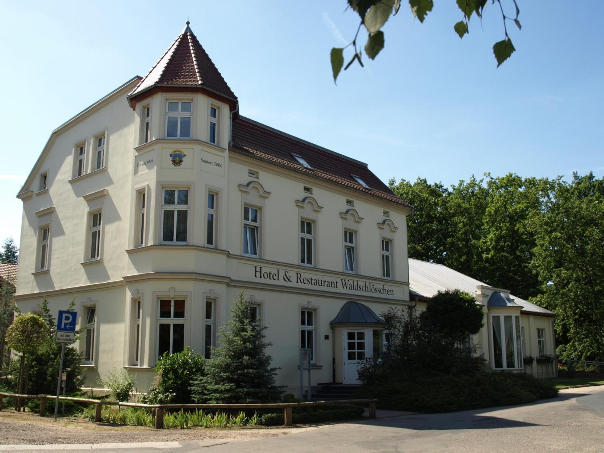 Hotel & Restaurant Waldschloesschen Kyritz Exteriör bild