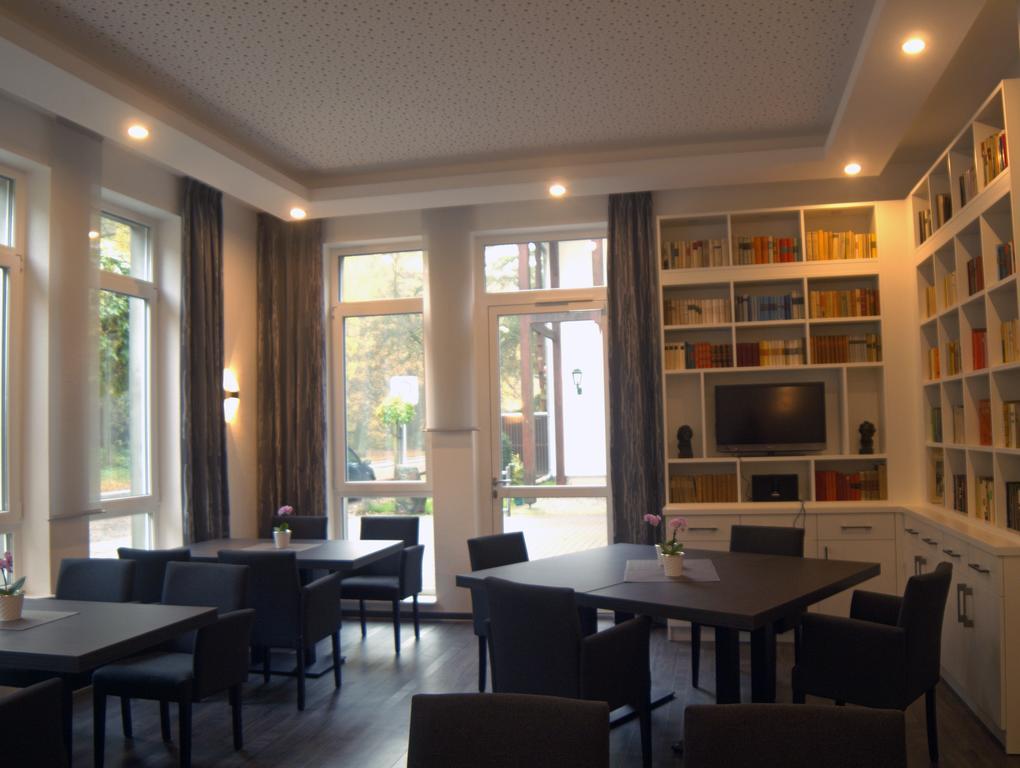 Hotel & Restaurant Waldschloesschen Kyritz Exteriör bild