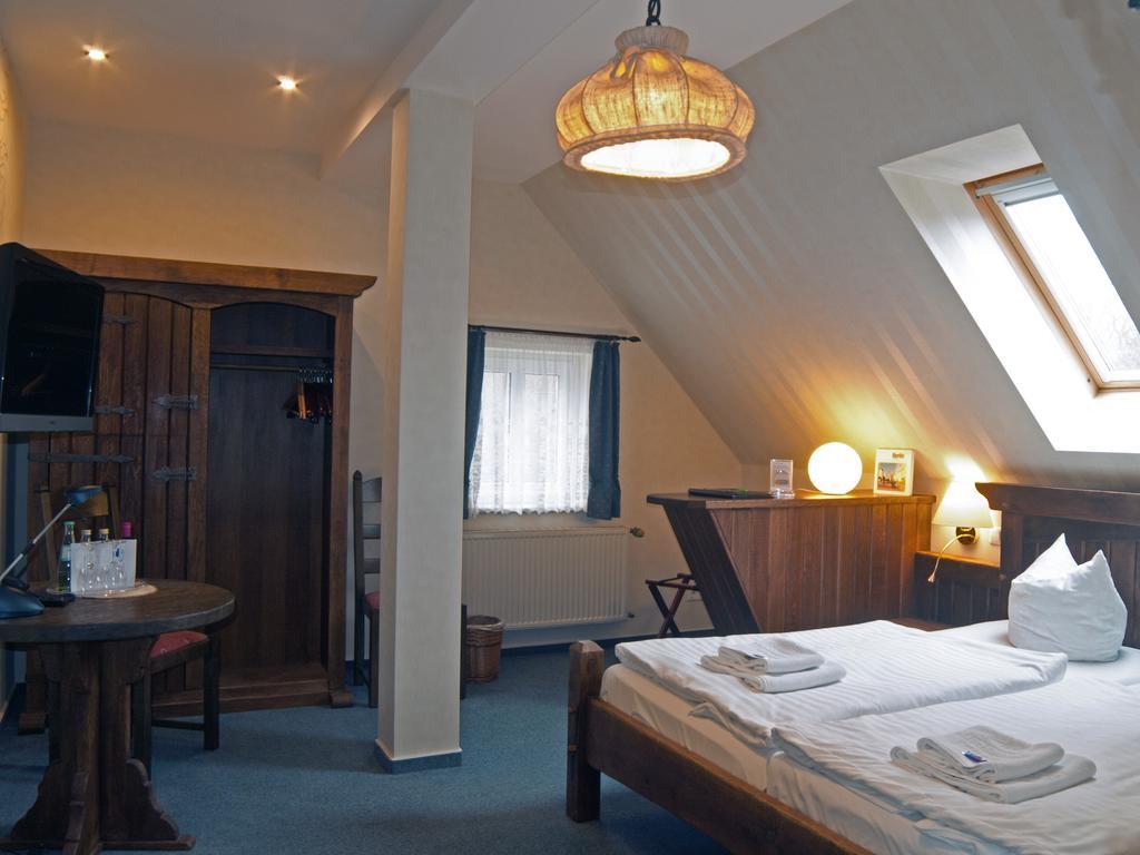 Hotel & Restaurant Waldschloesschen Kyritz Exteriör bild