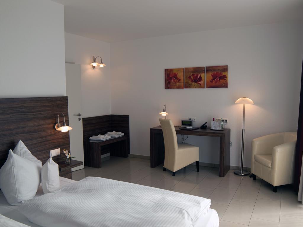 Hotel & Restaurant Waldschloesschen Kyritz Exteriör bild