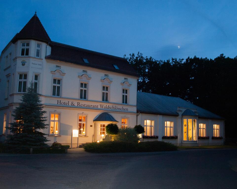 Hotel & Restaurant Waldschloesschen Kyritz Exteriör bild