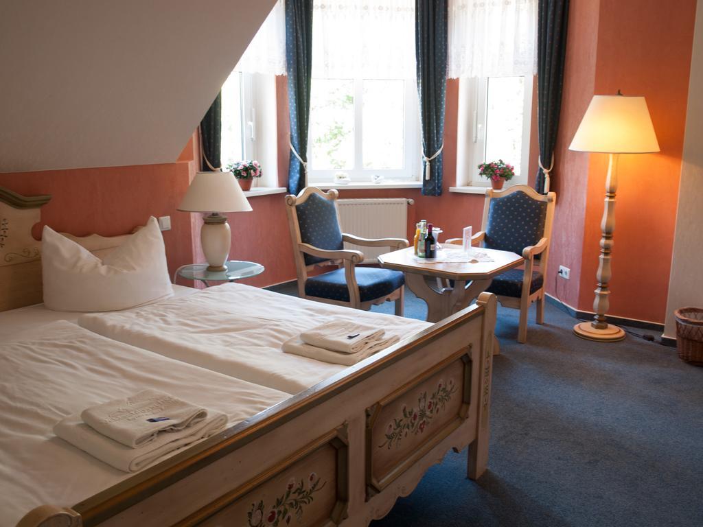 Hotel & Restaurant Waldschloesschen Kyritz Exteriör bild