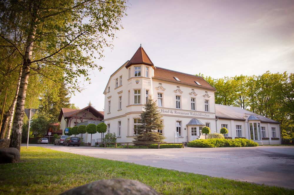Hotel & Restaurant Waldschloesschen Kyritz Exteriör bild