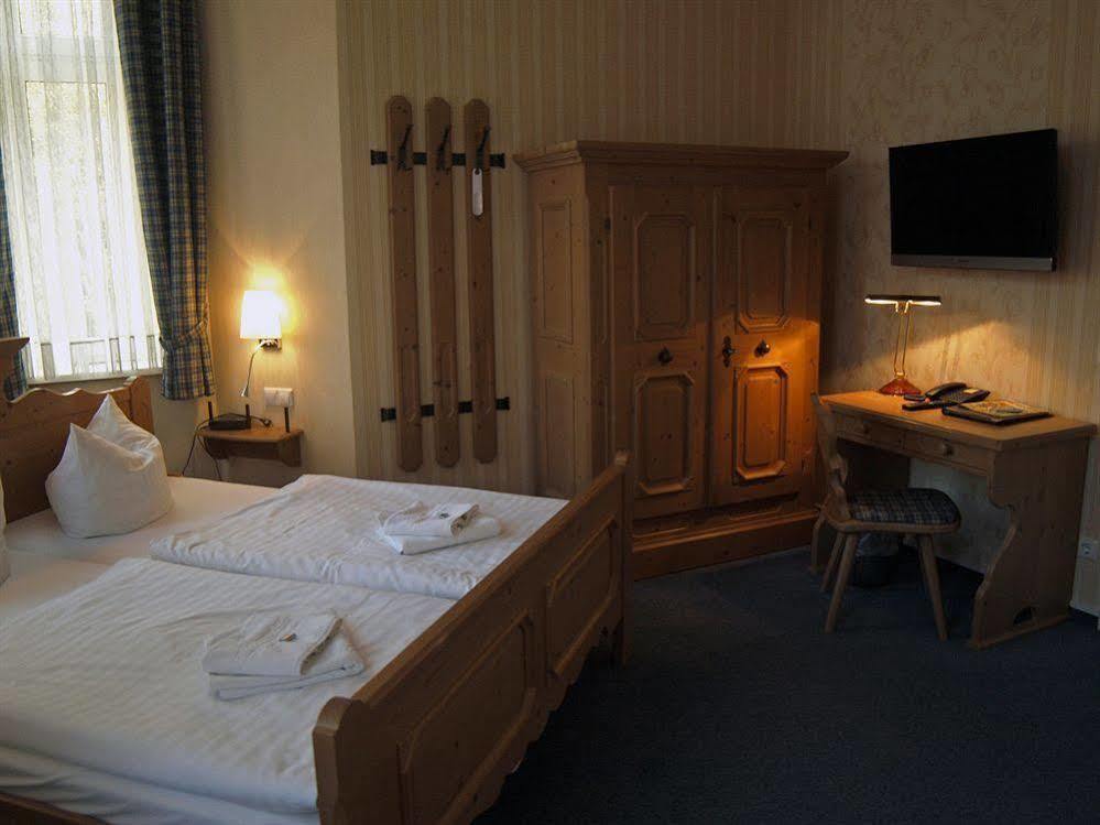 Hotel & Restaurant Waldschloesschen Kyritz Exteriör bild