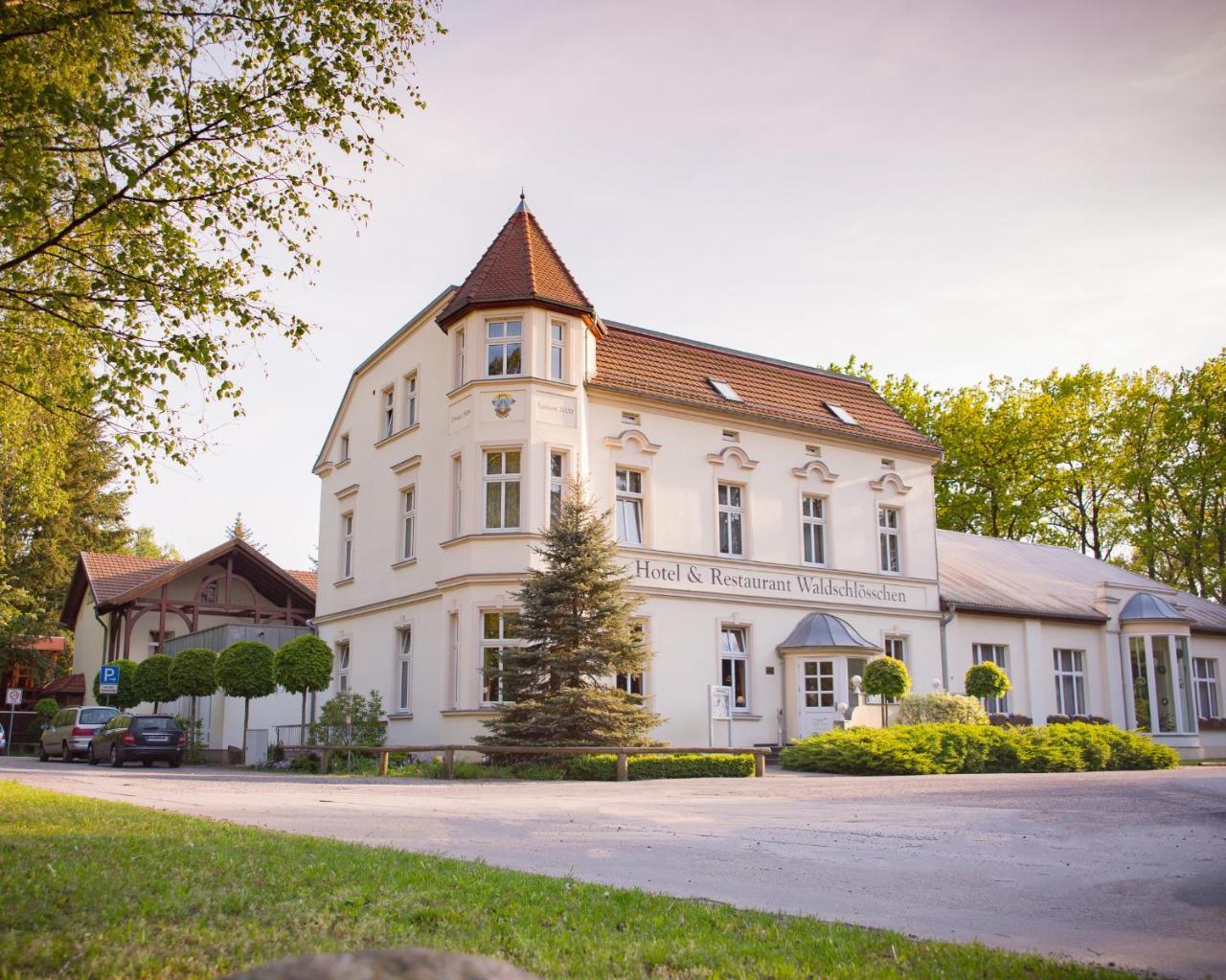 Hotel & Restaurant Waldschloesschen Kyritz Exteriör bild