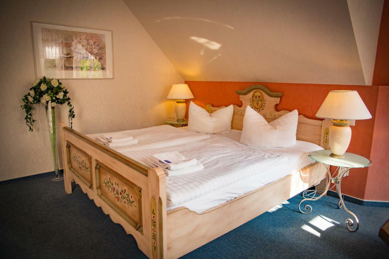 Hotel & Restaurant Waldschloesschen Kyritz Exteriör bild